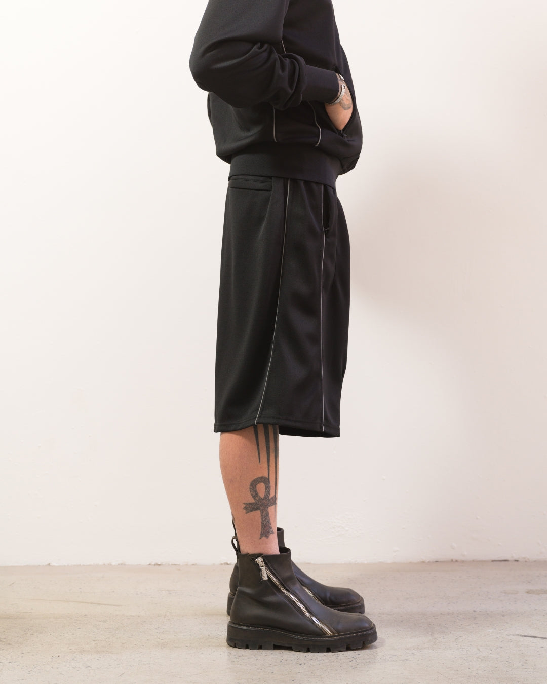 Wide Track Shorts (Anthracite)
